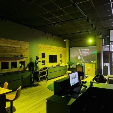 Innenraum mit installierter Beleuchtung und elektrotechnischer Ausstattung.