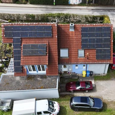 Photovoltaikanlage auf einem Wohnhaus Draufsicht auf ein Wohnhaus mit installierter Photovoltaikanlage auf dem Dach.