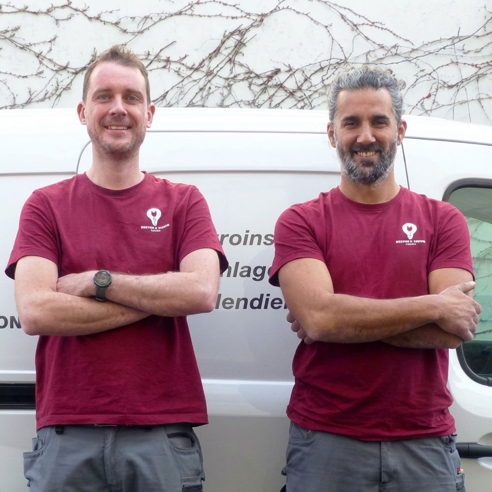 Denis Breyer und Tolga Veron vor dem Firmenfahrzeug Denis Breyer und Tolga Veron von Elektro Breyer & Veron GmbH stehen vor dem Firmenfahrzeug.