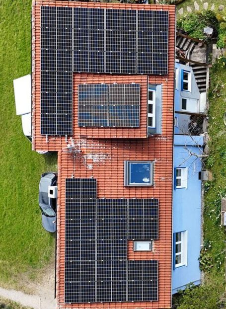 Photovoltaikanlage auf einem Hausdach Draufsicht auf eine Photovoltaikanlage mit mehreren Solarmodulen auf einem Hausdach.