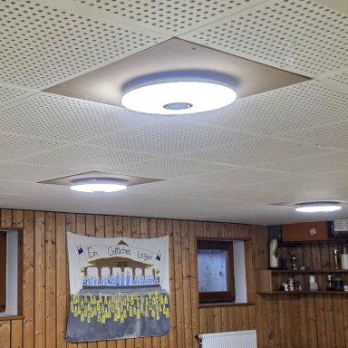 Mehrere installierte Deckenleuchten in einem Innenraum.