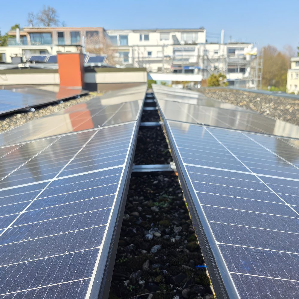 Photovoltaikmodule auf einem Flachdach in Konstanz.