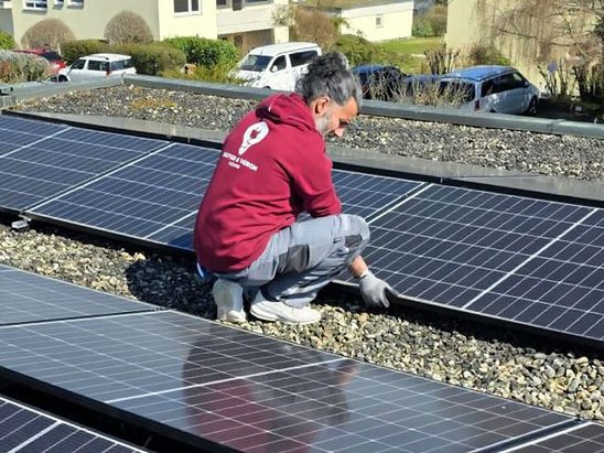 Photovoltaik-Installation in Konstanz auf einem Flachdach durch einen Monteur von Elektro Breyer & Veron.