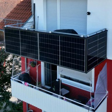 Balkonkraftwerk mit schwarzen Solarmodulen an einem Wohnhaus in Konstanz.