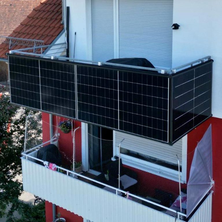 Balkonkraftwerk mit Solarmodulen an einem Balkon eines Wohngebäudes.