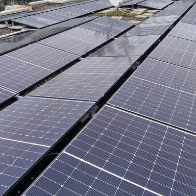 Installierte Solarmodule auf dem Dach Mehrere installierte Solarmodule in Reihen auf einem Dach.