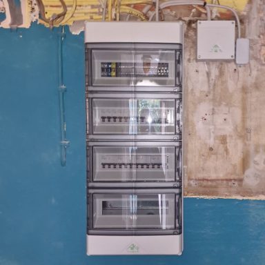 Installierter Zählerschrank mit mehreren Verteilereinheiten in einem Gebäude.