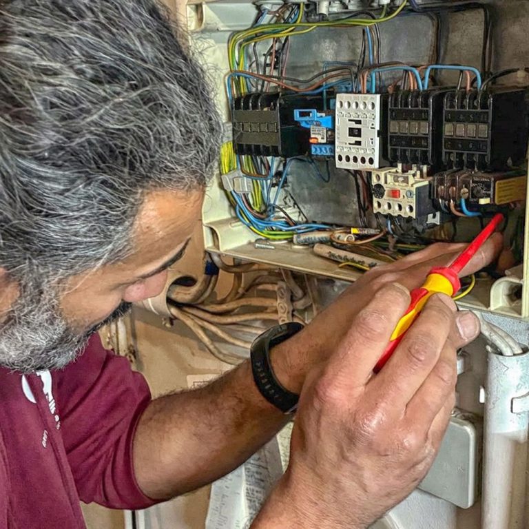 Elektriker bei der Arbeit an einer Elektroinstallation in Konstanz.