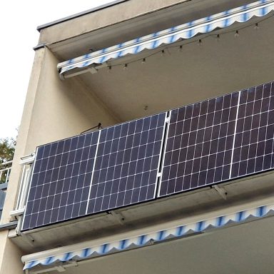 Balkonkraftwerk an einem Balkon Balkonkraftwerk mit Solarmodulen an einem Balkon eines Wohngebäudes.